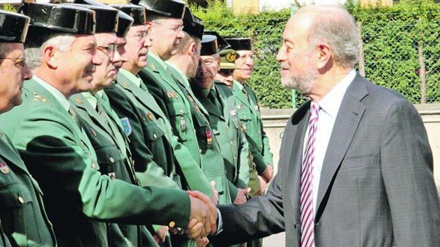Los mandos de la Guardia Civil en Asturias reciben a De Lorenzo en el cuartel del Rubín