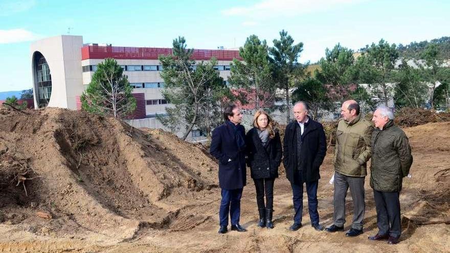 Durán, en el centro, en el terreno comprado por los ayuntamientos para ampliar el Hospital. // Noé Parga