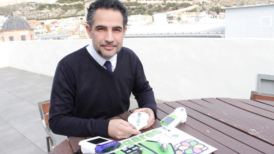 El concejal Israel Cortés con el kit del programa &quot;Hogares verdes&quot;