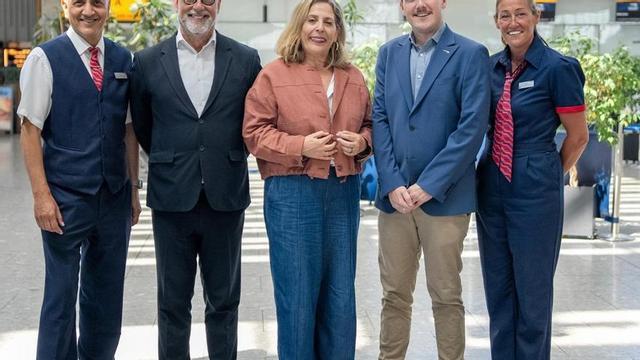 Moisés Jorge, segundo por la izquierda, junto a Marlene Figueroa,  San Capron y personal de Brithis Airways. | LP / DLP