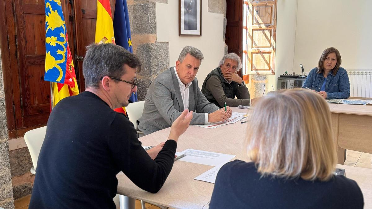 El conseller de Medio Ambiente, Vicente Martínez Mus, se ha reunido con el alcalde de El Toro, José Arenes.