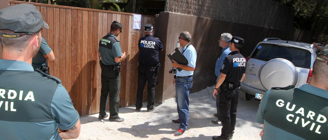 Agentes de la Policía Local y de la Guardia Civil  durante el precinto de Casa Lola, en una imagen de archivo.