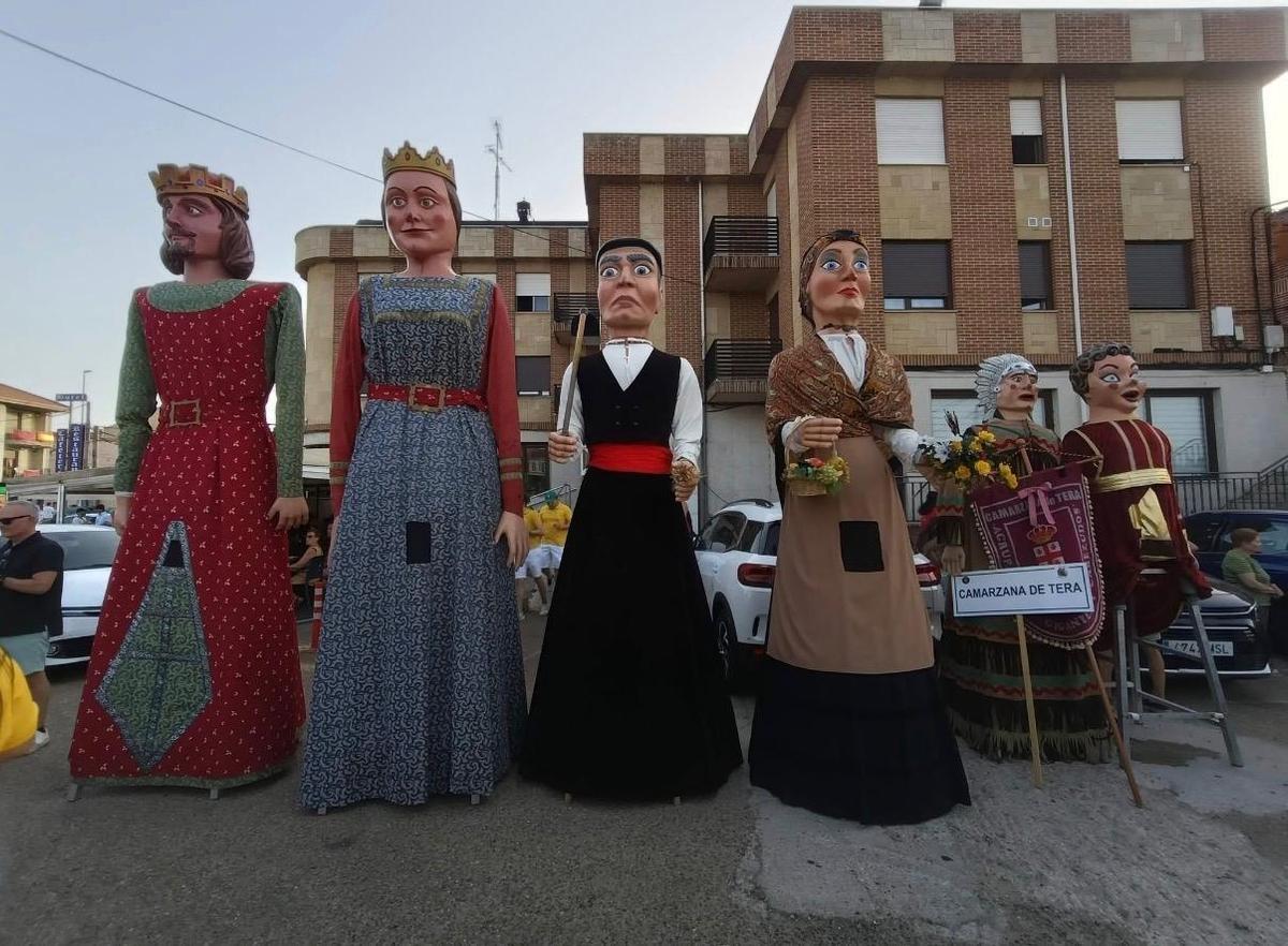 Gigantes y cabezudos en Camarzana de Tera.