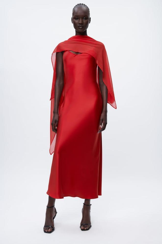 Vestido rojo largo satinado con capa de Zara