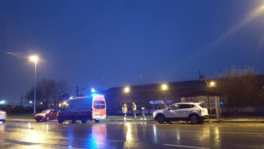 Una ambulancia en el lugar en que se produjo el accidente de Trasona.