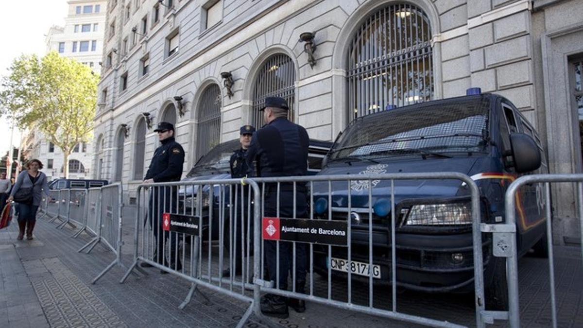 Agentes de la Policía Nacional vigilan los alrededores del Banco de España, el miércoles, con motivo de la cumbre del BCE.