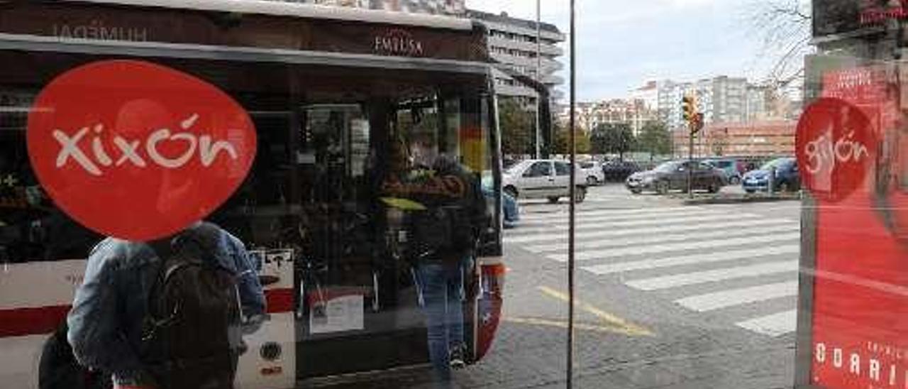 Un autobús de Emtusa en una de las marquesinas de l&#039;Acerona.