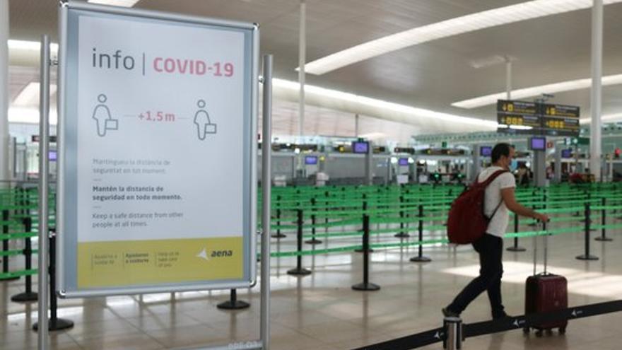 Un passatger al control de seguretat de la T1 de l&#039;Aeroport del Prat