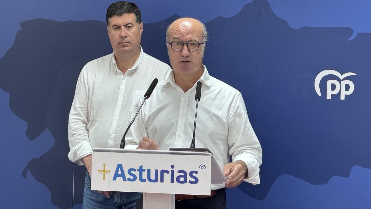 Luis Venta y, detrás, Silverio Argüelles, este sábado en Oviedo.
