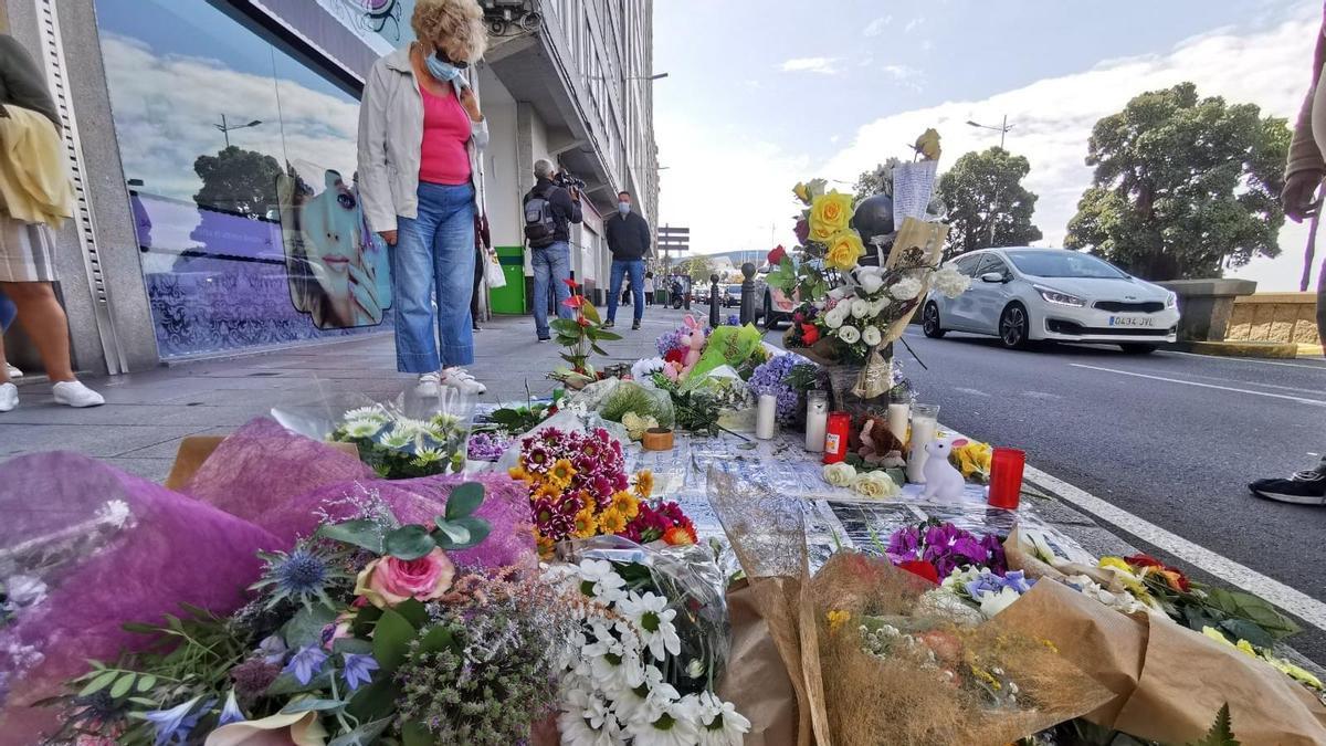 Viandantes ante el lugar de la agresión mortal, en avenida de Buenos Aires, convertido en un altar para Samuel.