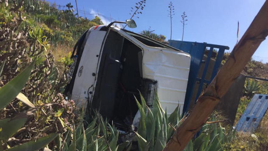 Cae un camión por un terraplén en Valsequillo