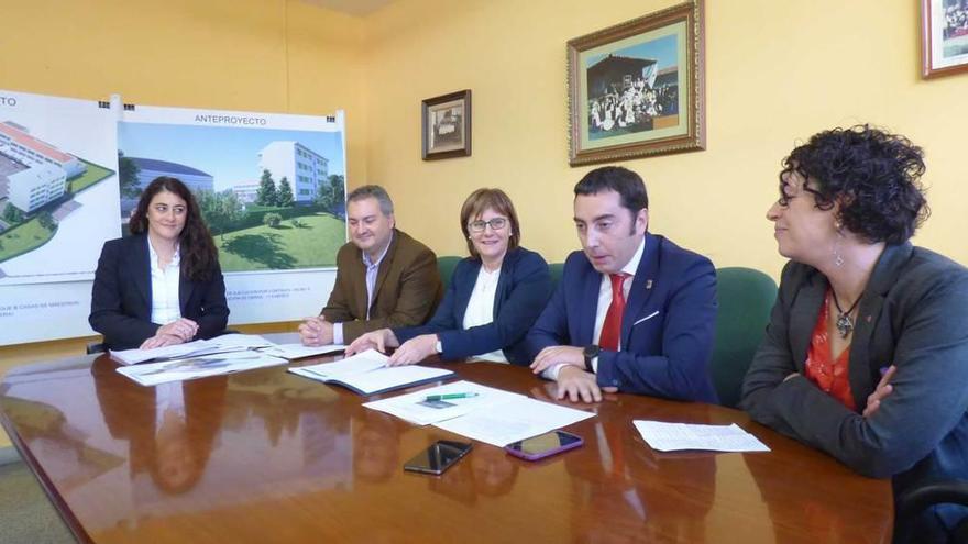 La aparejadora Sonia García; el director general de Vivienda, Fermín Bravo; Pilar Varela, Gerardo Sanz y Consuelo Álvarez, durante la presentación del proyecto, ayer, en Posada.