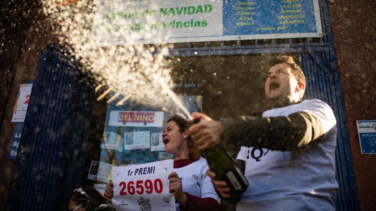 Agraciados disfrutan de su premio.