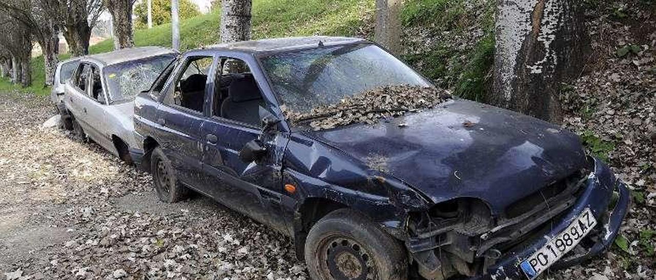 Coches abandonados en el Campo da Feira Novo. // Bernabé/Javier Lalín