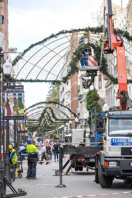 Colocado de alumbrado navideño en Triana