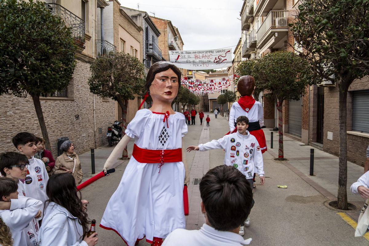 Imatges de l'estrena dels nous gegantons de l'Agrupació Sardanista de Súria, el Miquel i la Maria