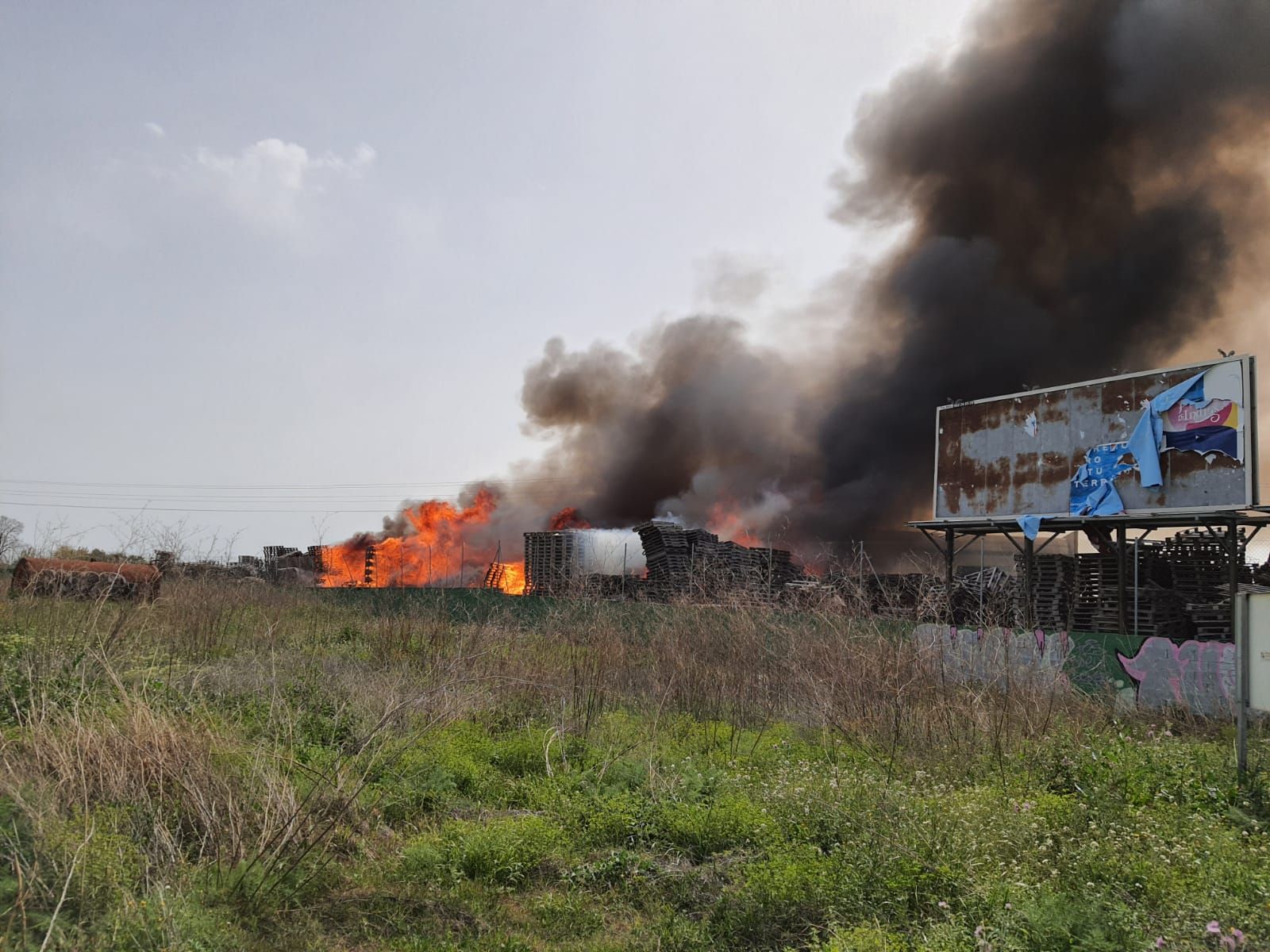 Incendio en una fábrica de palets de Aldaia