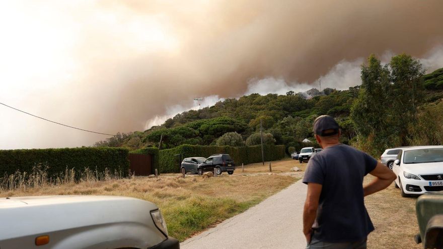 El Infoca asegura el incendio de Tarifa en la zona más habitada pero mantiene el desalojo preventivo de 1.500 personas