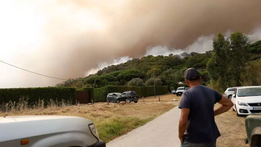 Vídeo | El incendio de Tarifa, activo y con 1.500 personas desalojadas