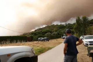 Vídeo | El incendio de Tarifa, activo y con 1.500 personas desalojadas