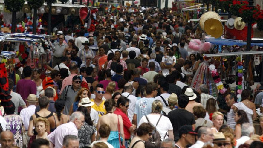 Primera día de Feria en Calle Larios, a rebosar de visitantes.