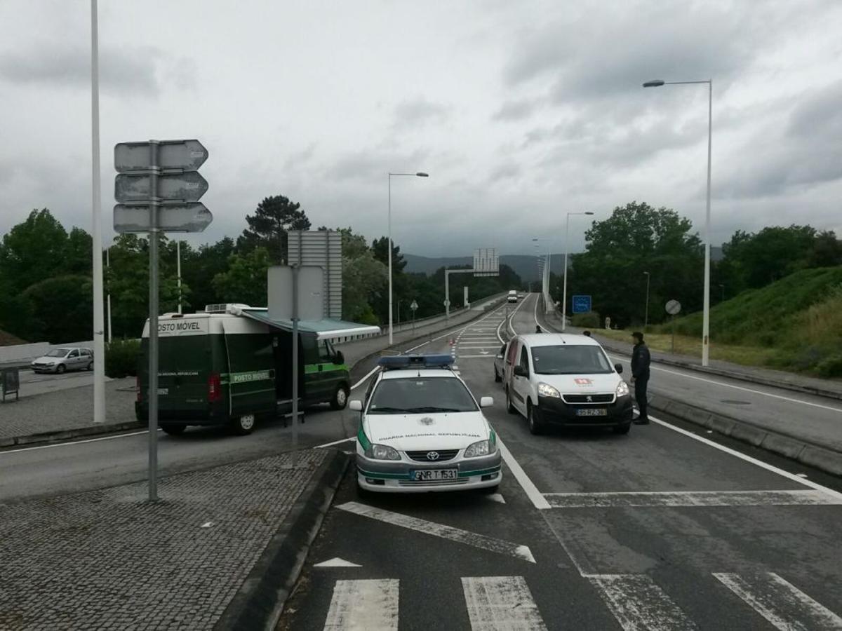 Gran atasco en Tui en el primer día de cierre de fronteras con Portugal