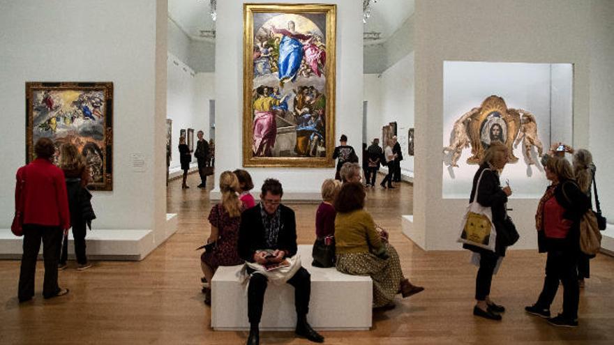 Visitantes en la exposición retrospectiva dedicada al Greco en el Grand Palais de París.