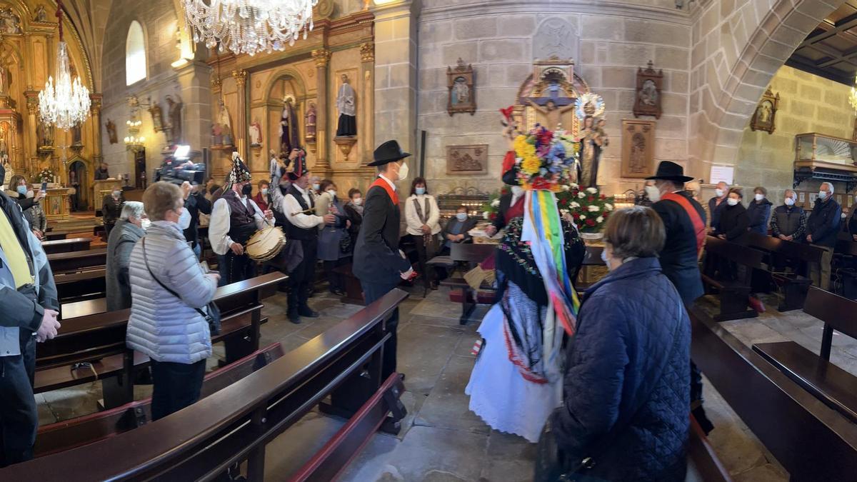 Una dama y dos galanes danzan frente al santo en el interior de la iglesia, este mediodía