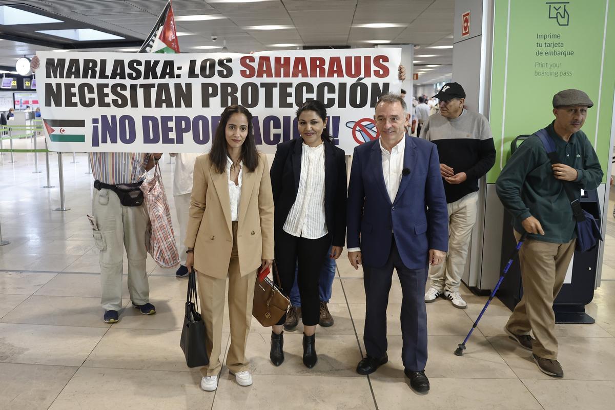 La portavoz de Más Madrid en el Congreso, Tesh Sidi, y el de IU Enrique Santiago (d), junto a la abogada Fatma El Galia tras intentar ver a los saharuis retenidos en el aeropuerto de Barajas, este martes.