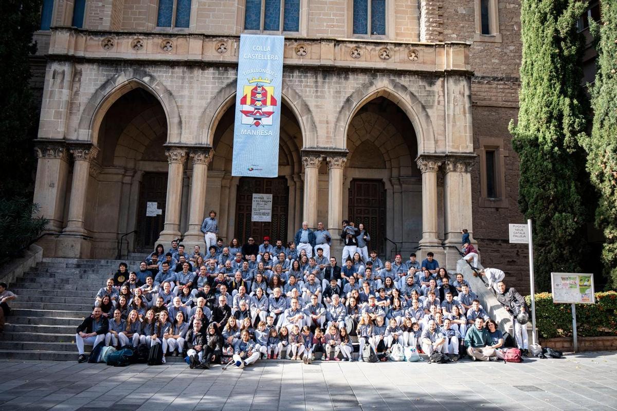 La colla castellera Tirallongues de Manresa en una instantània per al record a les escales de Crist Rei, aquest diumenge