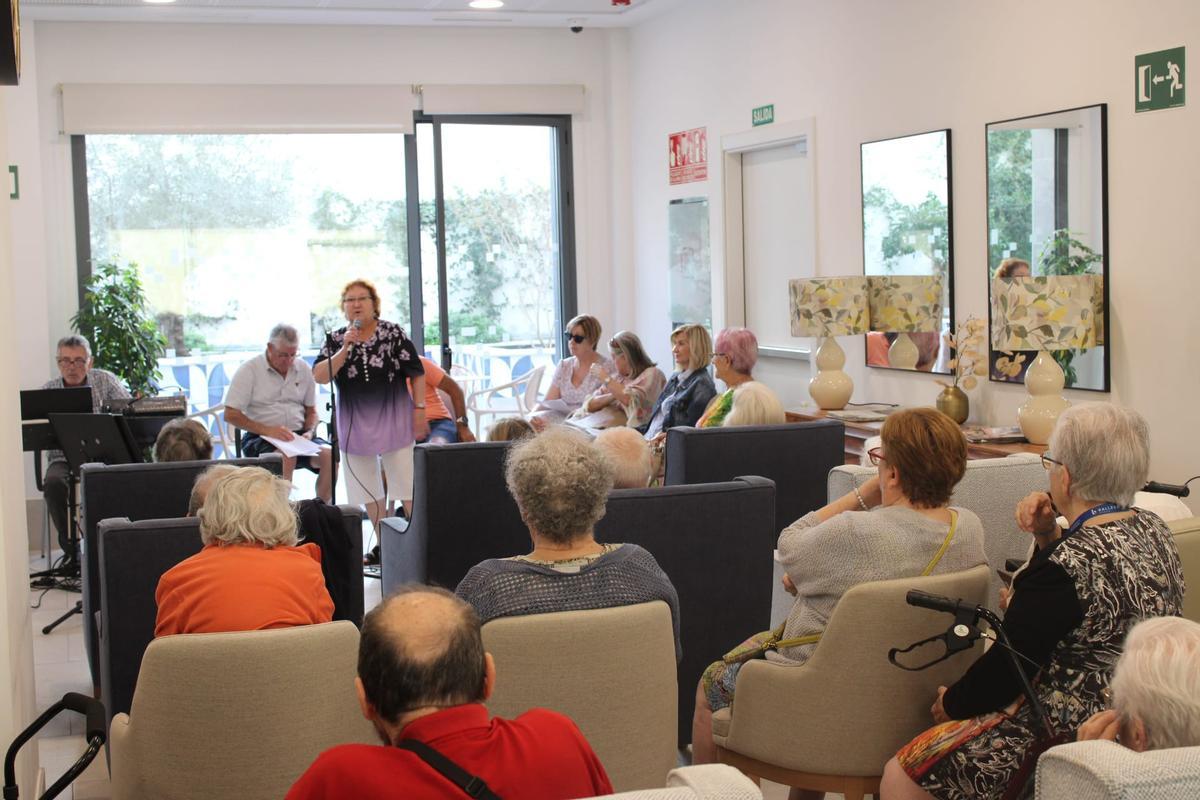 Actuación en una de les residencias que visitaron el año pasado.