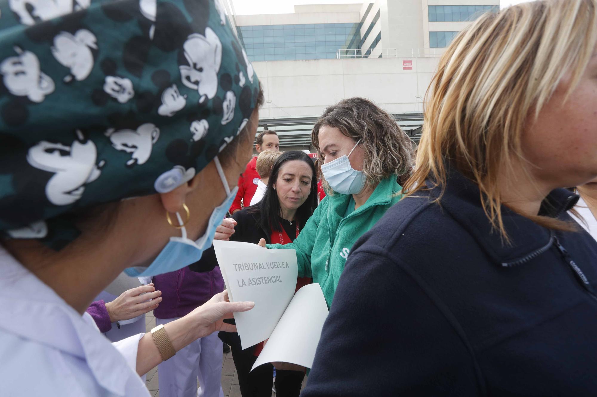 Los sanitarios se manifiestan a las puertas de La Fe por las oposiciones