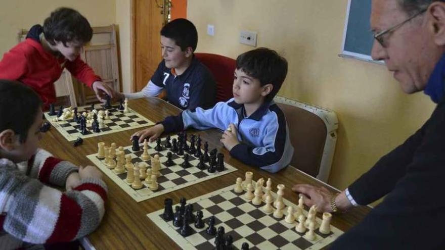 El profesor (derecha) supervisa los movimientos de los alumnos.