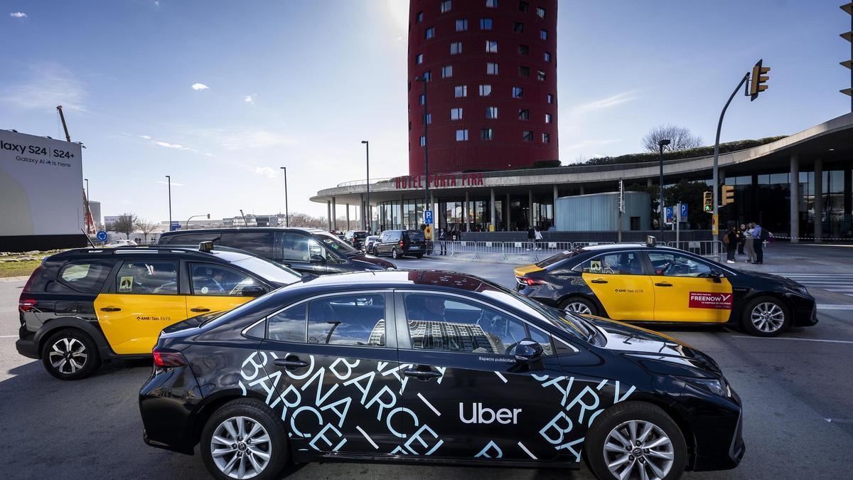 Un VTC y varios taxis en las inmediaciones de la Fira de Gran Via, en L'Hospitalet de Llobregat.