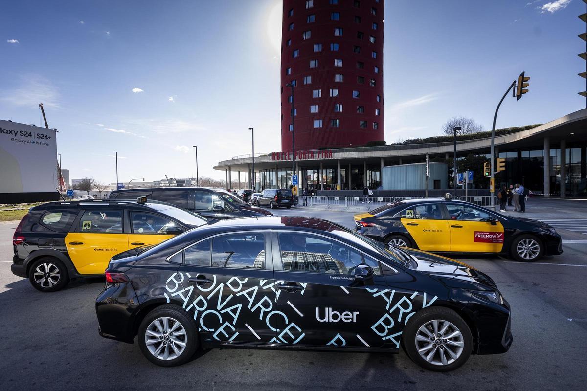 Un VTC y varios taxis en las inmediaciones de la Fira de Gran Via, en L'Hospitalet de Llobregat.