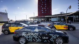 Un VTC y varios taxis en las inmediaciones de la Fira de Gran Via, en LHospitalet de Llobregat.