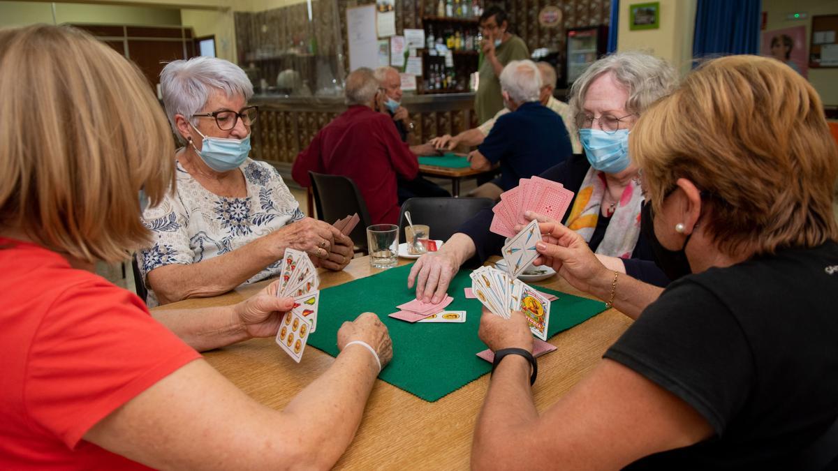 Partida de cartas en un centro de Castelló.