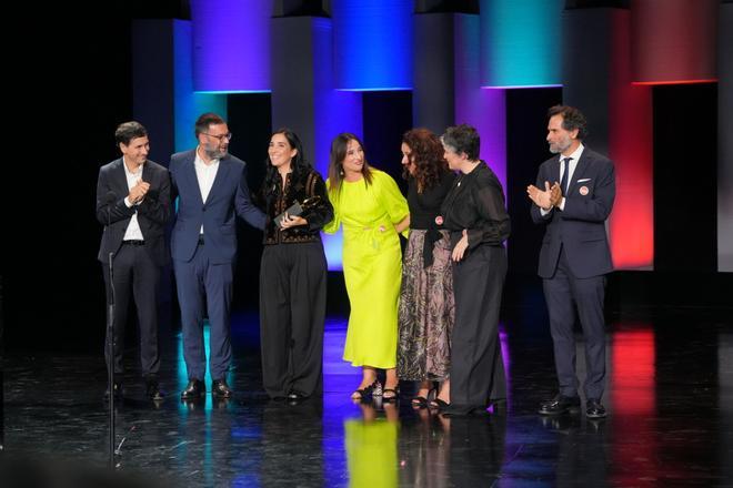 La directora Alauda Ruiz de Azúa recibe la Concha de Oro por la película Los Domingos, durante la gala de clausura del Festival de San Sebastián, en el Teatro Victoria Eugenia, a 27 de septiembre de 2025, en San Sebastián, Guipúzcoa, País Vasco (España). El festival ha celebrado su 73ª edición del 19 al 27 de septiembre de 2025, reforzando su protagonismo global con 254 títulos de 56 países y una destacada presencia del cine español. La participación femenina detrás de cámaras ha aumentado y el cine vasco cuenta con 38 producciones. El certamen ha incluído secciones oficiales, estrenos, foros y actividades para profesionales y público. 27 SEPTIEMBRE 2025;CINE;SAN SEBASTIÁN;FESTIVAL;CINEASTAS;ACTRIZ;DIRECTOR;PELÍCULA; Unanue / Europa Press 27/09/2025. ALAUDA RUIZ DE AZÚA;Unanue;