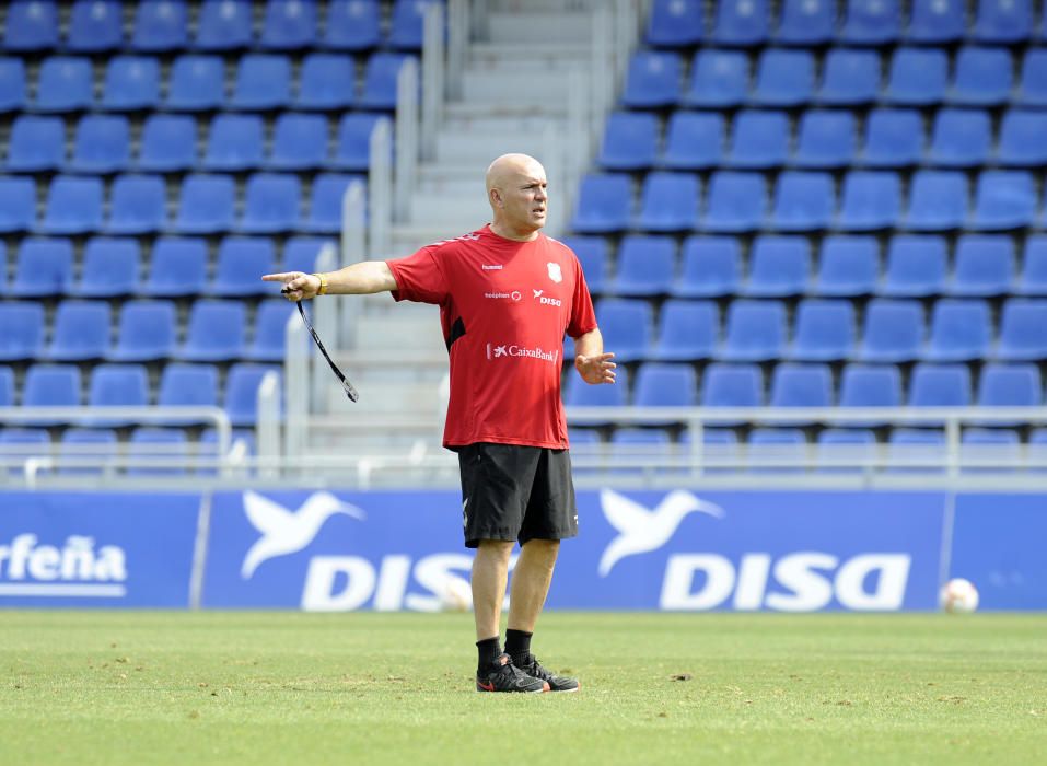 El técnico gallego sustituye en el banquillo a Juan Antonio Anquela.