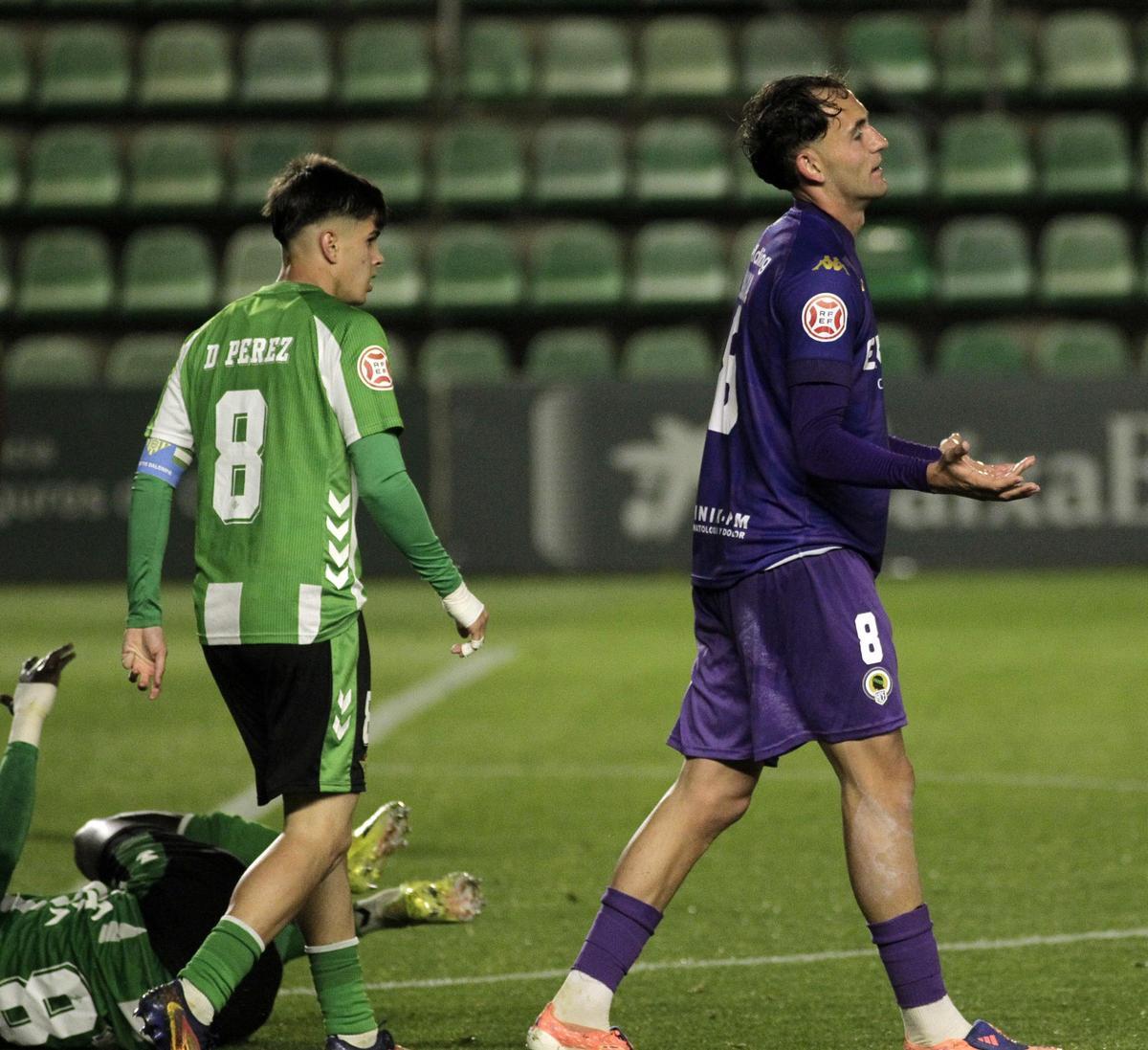 Carlos Mangada no entiende la decisión del colegiado en el Betis Deportivo-Hércules.
