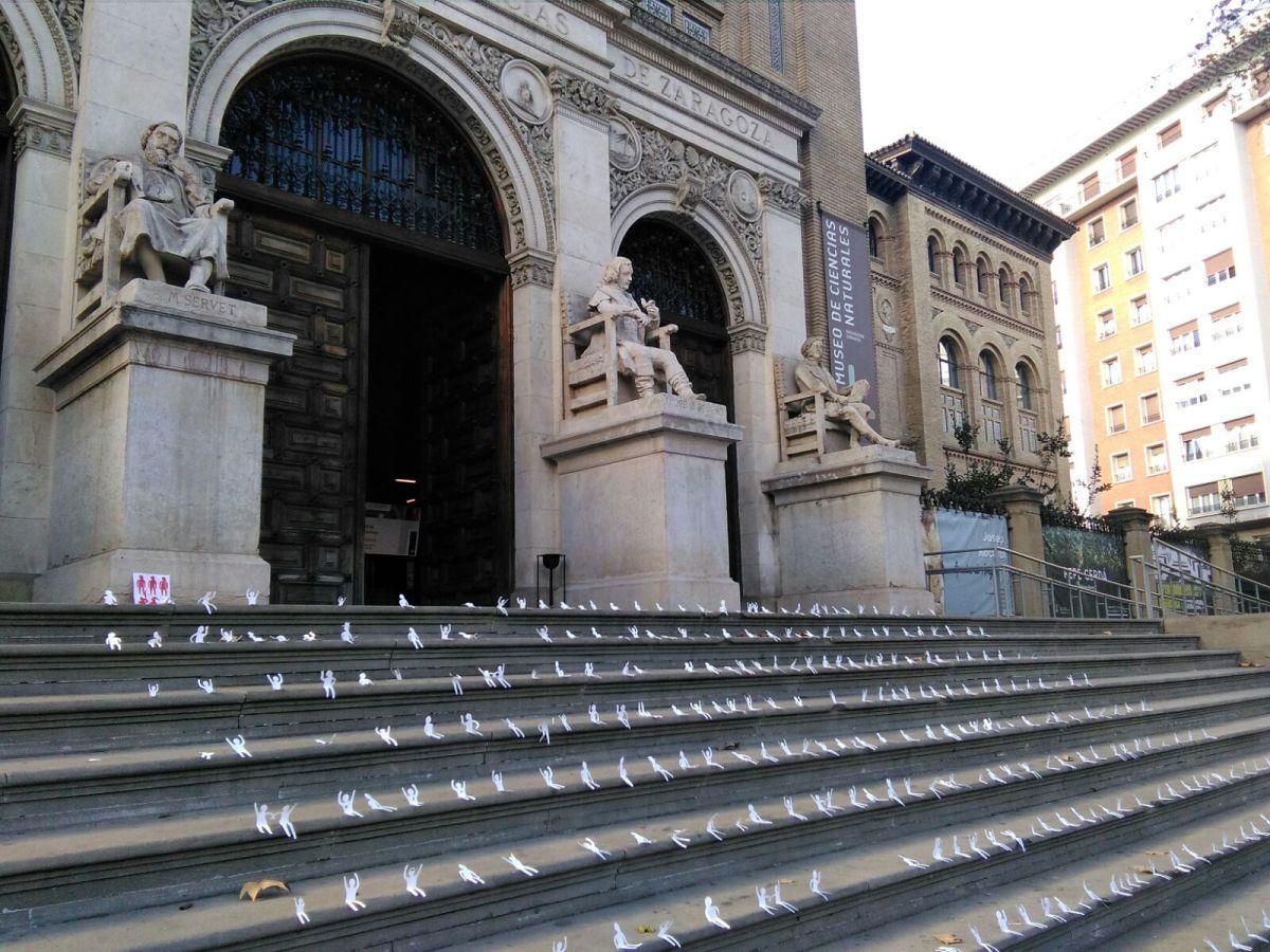 Figuras misteriosas en las escaleras del Paraninfo