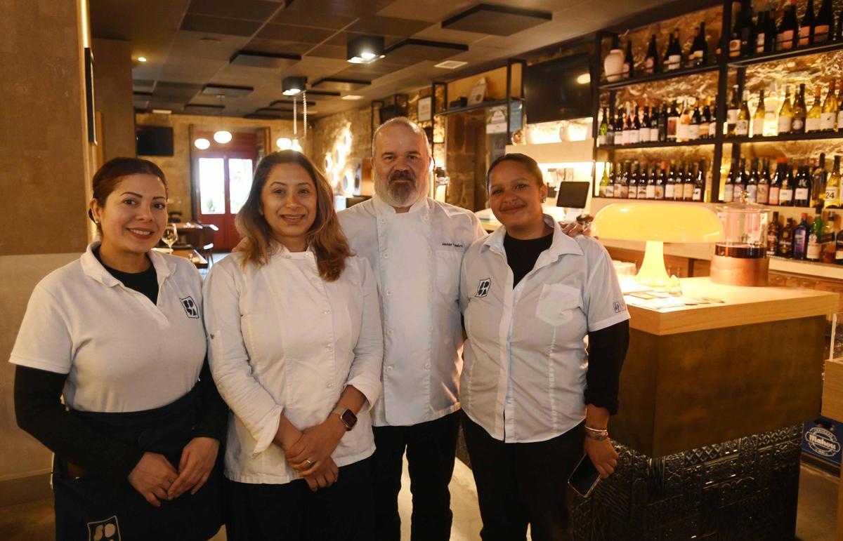 Equipo de Sota Tapas, en el Casco Vello de Vigo.