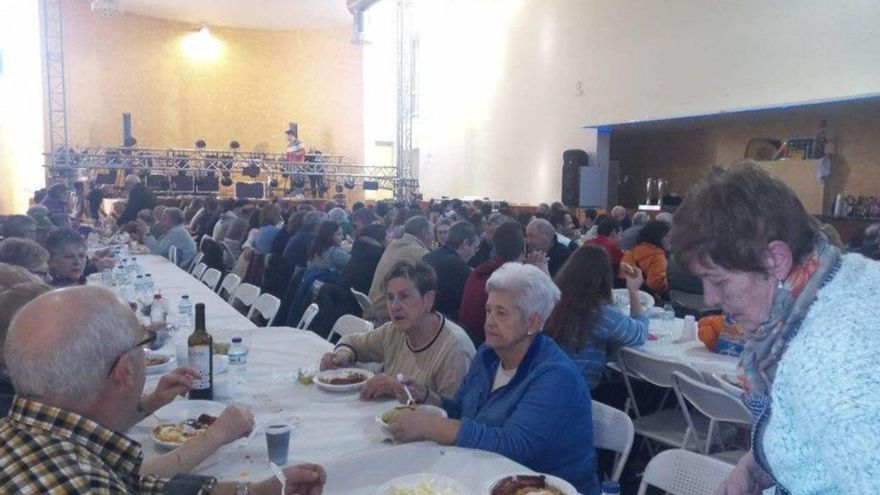 Los vecinos se sentaron a la mesa para disfrutar de la convivencia. | SERVICIO ESPECIAL