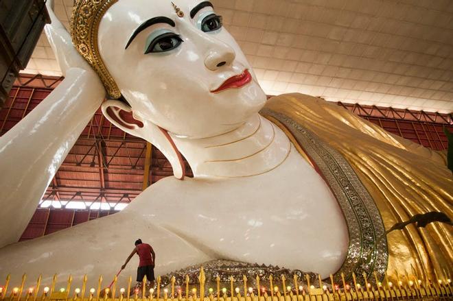 Buda reclinado de 65 metros de largo y 16 metros de alto en la famosa pagoda Chauk Htat Gyi