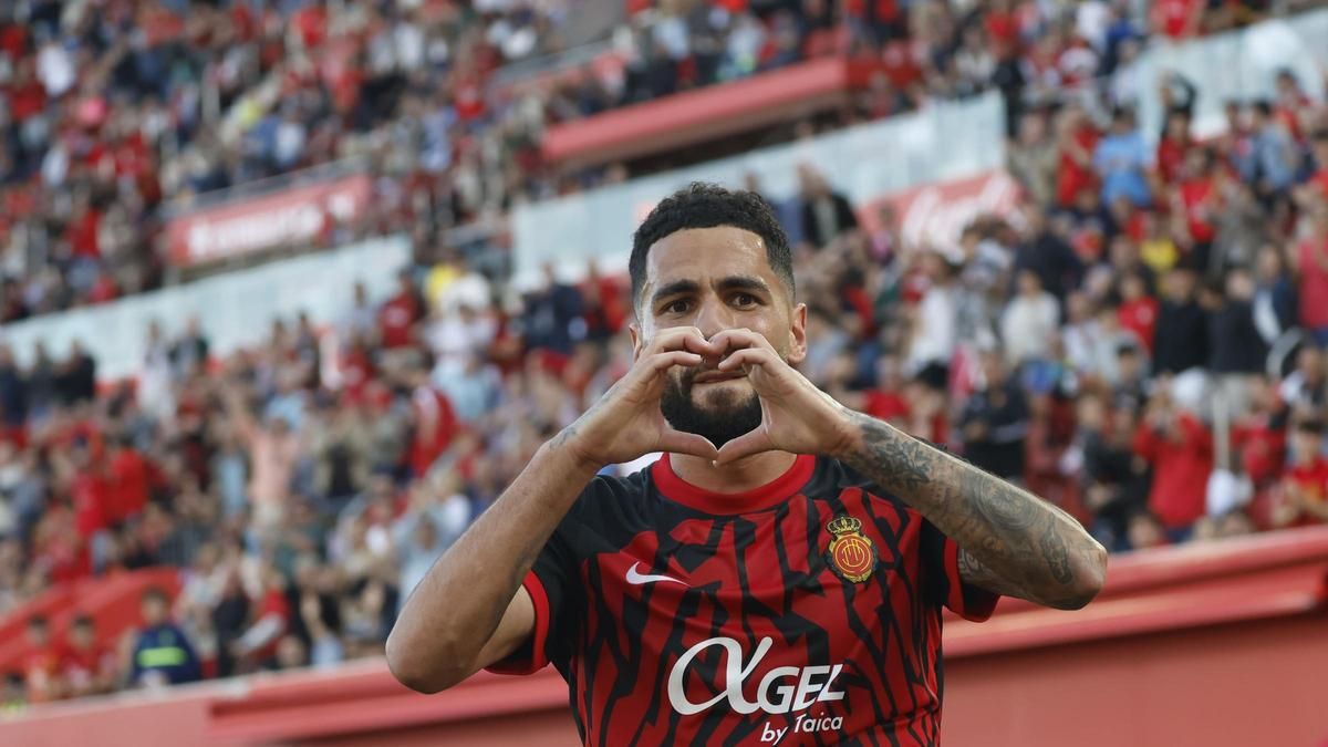Mascarell celebra su primer gol en Primera División haciendo el gesto del corazón.
