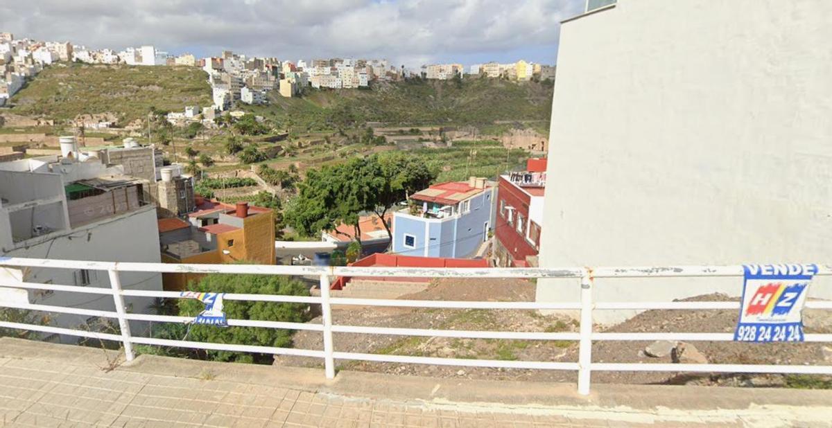 Vista del solar que han comprado en la calle Caramillo.