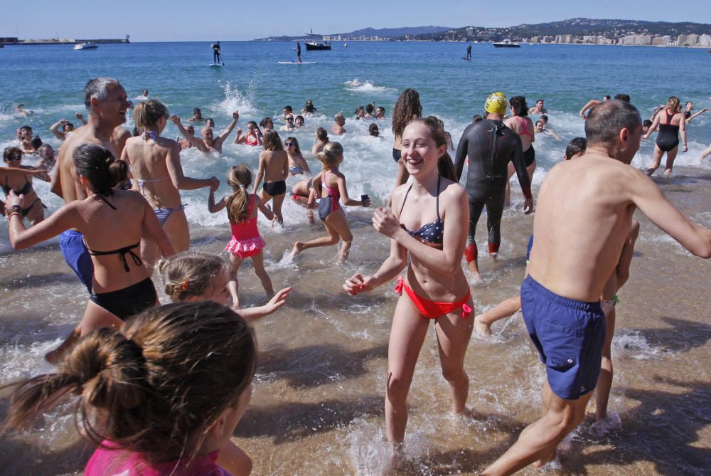 El primer bany de l''any congrega centenars de persones a Palamós