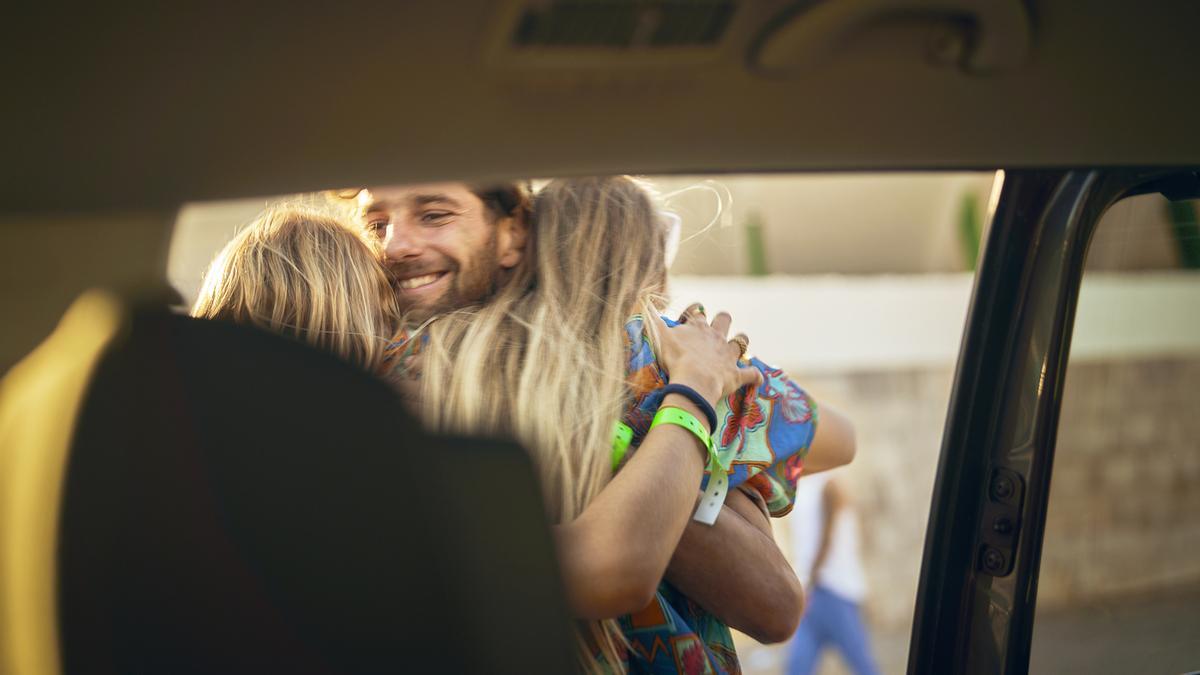 Un grupo de personas despidiéndose, antes de utilizar el servicio de Uber