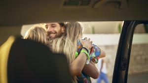 n grupo de personas despidiéndose, antes de utilizar el servicio de Uber