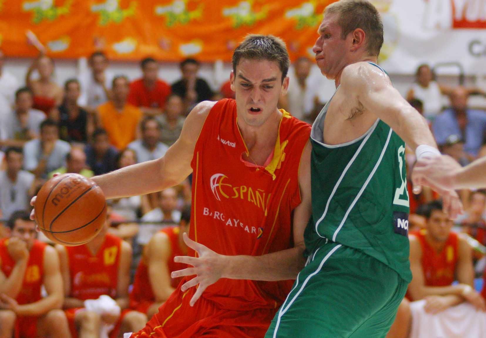 Gasol se mide a un rival lituano en Torrevieja (2003)